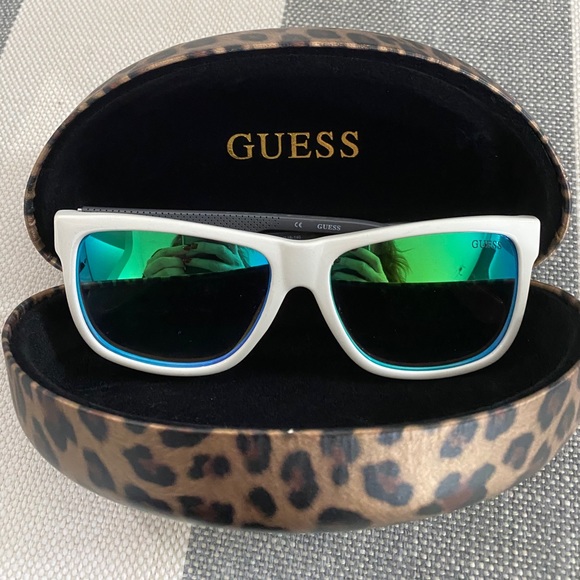 Guess Unisex Sunglasses - Picture 2 of 4